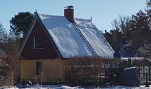 bestuhlter Balkon mit Sonnenschirm