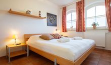 Das erste Schlafzimmer mit Doppelbett