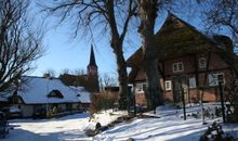 Blick von der neuen Straße zur Kirche