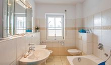 1. Badezimmer mit Badewanne, Dusche und WC