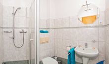 2. Badezimmer mit Dusche und WC