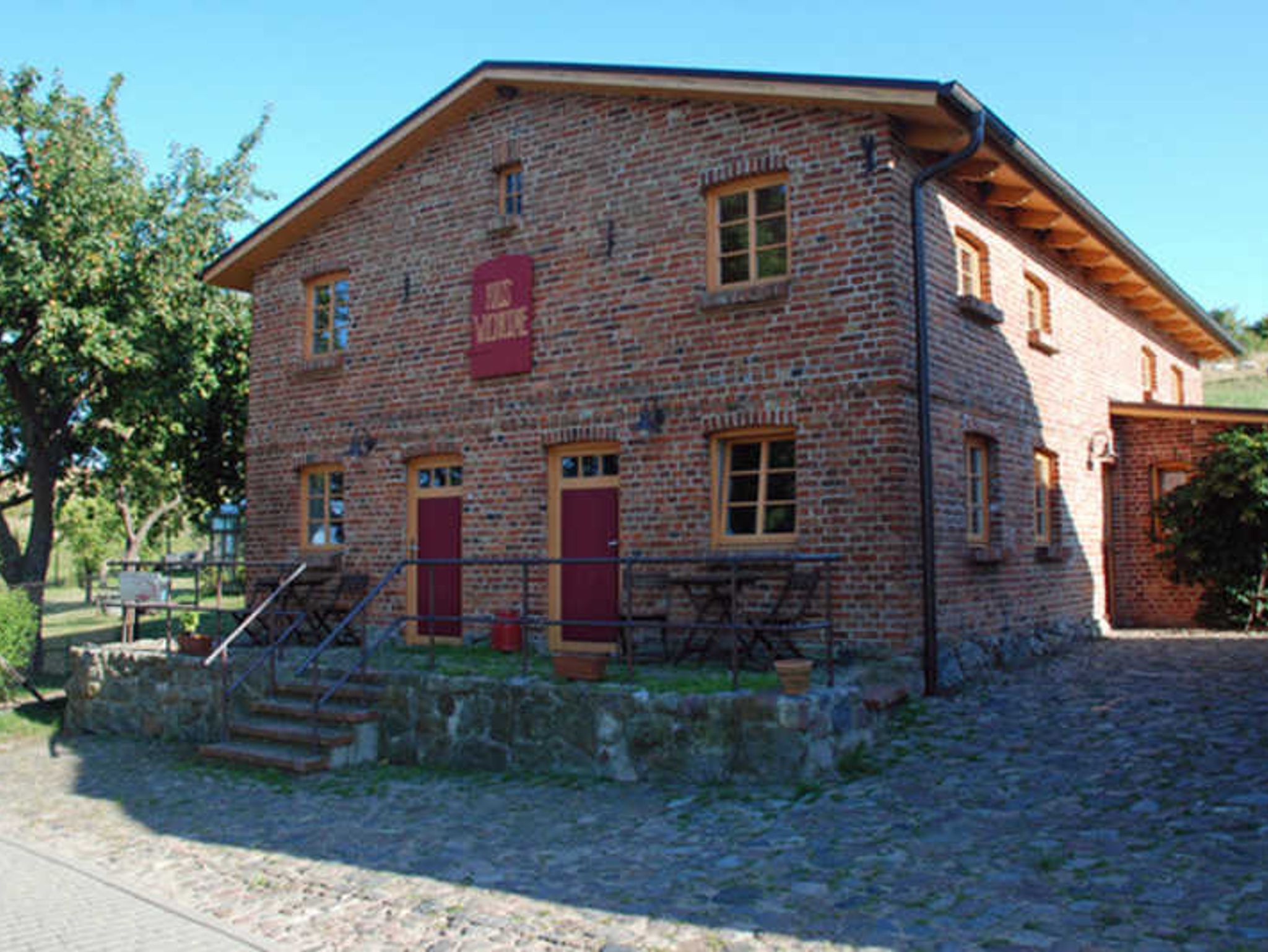 Ferienhaus Avalon mit Terrasse und kleiner Grünfläche