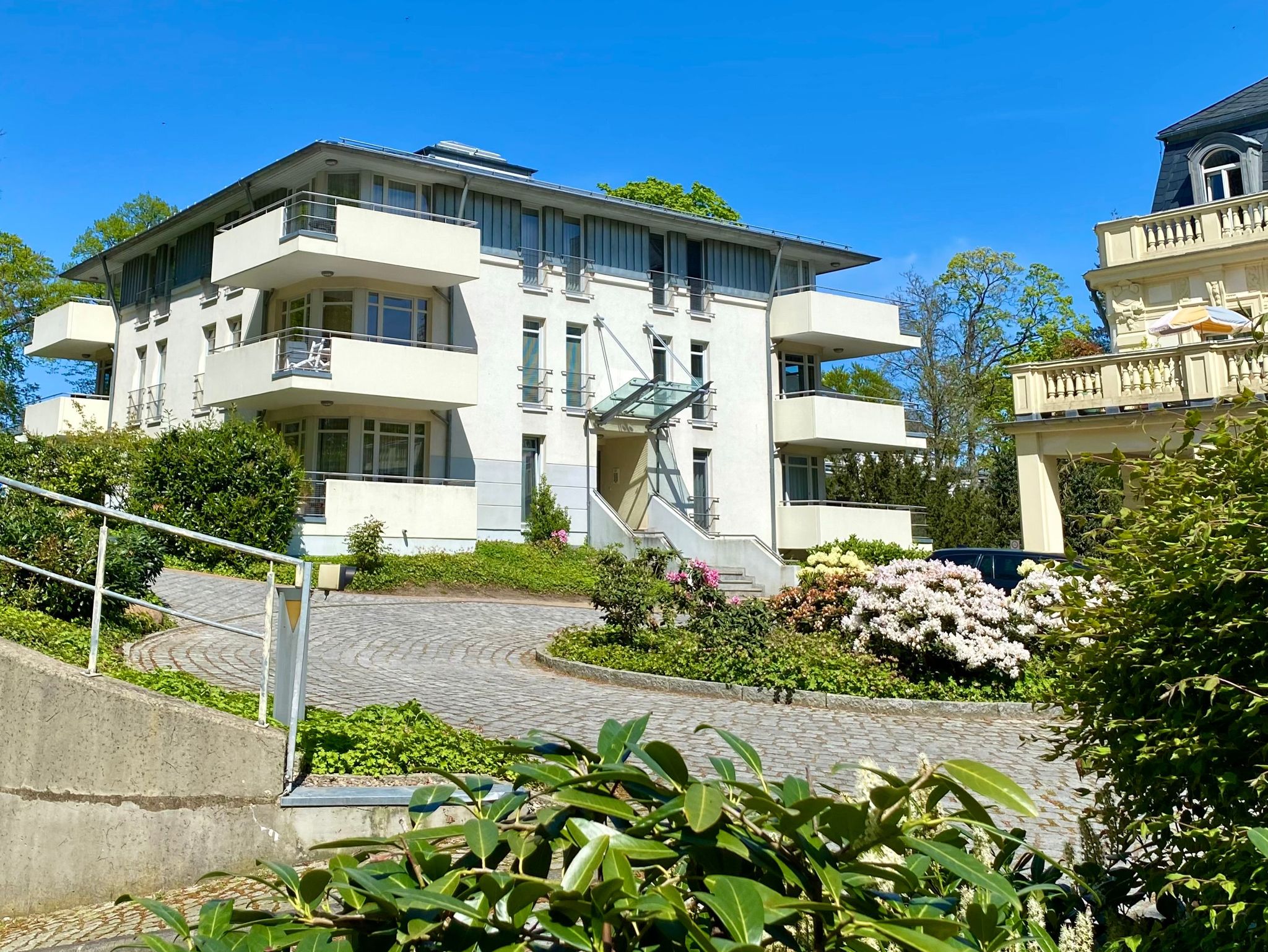 Ferienhaus Avalon mit Terrasse und kleiner Grünfläche