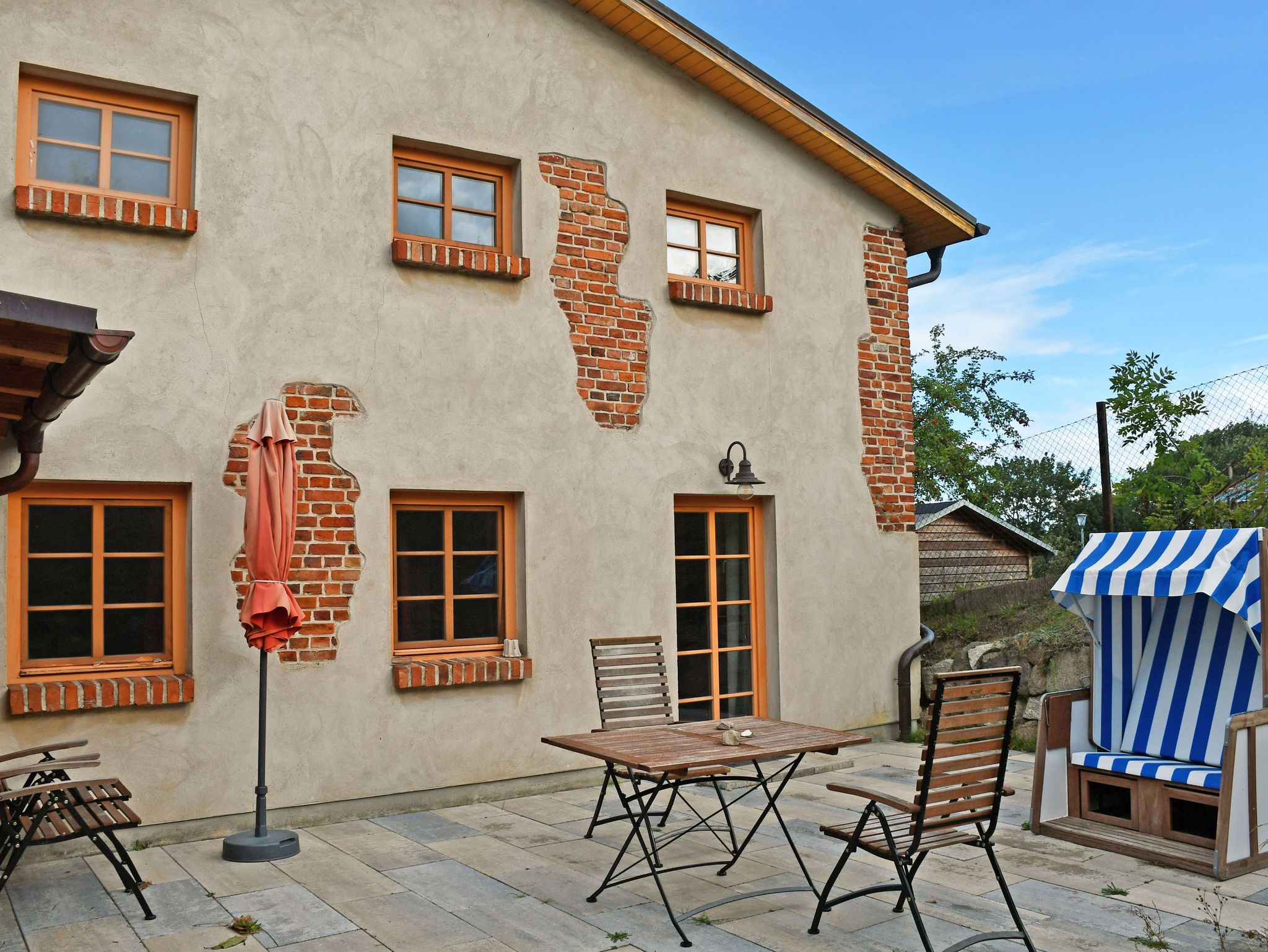 Ferienhaus Avalon mit Terrasse und kleiner Grünfläche