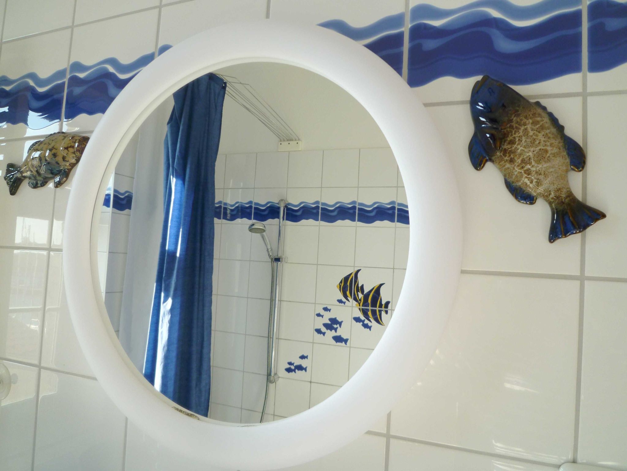Runder moderner LED-Spiegel im Bad, exklusives Waschbecken