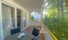 bestuhlter Balkon mit Blick ins Grüne