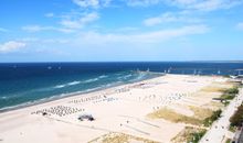 bestuhlter Balkon mit Blick zum Bodden