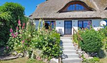 Ferienhaus mit Reetdach und Seeblick