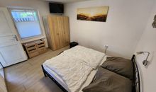 Das erste Schlafzimmer mit Doppelbett und Zugang zum Ost-Balkon