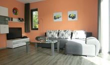 Wohnung 1 orange Sitzecke mit Flachbild-TV