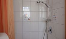 Modernes Bad mit Dusche, WC und Fenster