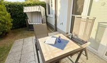 Ferienwohnung Seemann Terrasse mit Bestuhlung und kleinem Grundstück