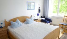 Großes Schlafzimmer mit Echtholzmöbeln aus Pinie und sehr hochwertigen Matratzen