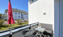 bestuhlter Balkon mit Sonnenschirm