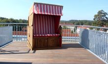 Große Dachterrasse mit Strandkorb