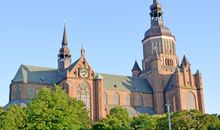 Indoor-Spielhalle mit Tischkicker, Billard und Tischtennis