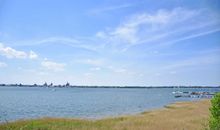 Blick auf Kirche und stürmische Ostsee