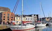 Kleine Yachten und Ausflugsdampfer am Reriker Hafen