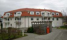 bestuhlte Terrasse mit Sonnenschirm