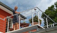 bestuhlte Terrasse mit Garten