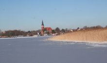 Blick vom Bodden zur Kirche