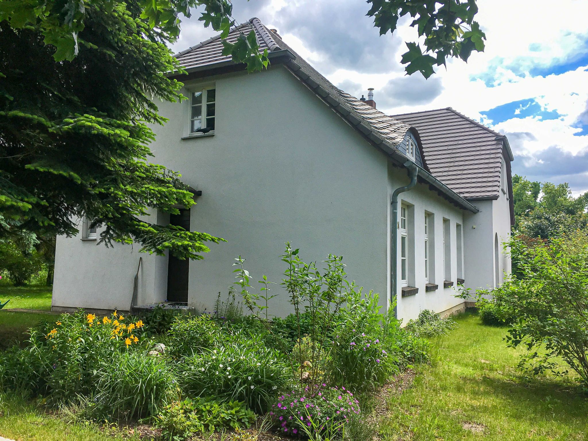 kleiner Balkon vor der Wohnung im Obergeschoss