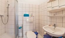 Badezimmer mit Dusche und WC