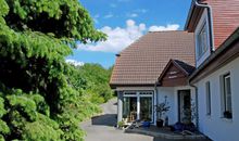 bestuhlte Terrasse mit Blick ins Grüne