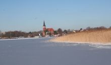 zugefrorener Bodden mit Blick zur Kirche