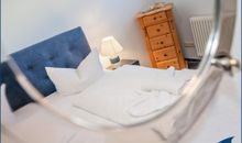 Schlafzimmer mit Doppelbett