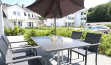 bestuhlte Terrasse mit Sonnenschirm