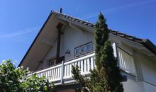 Blick von Süden auf das Haus mit der Ferienwohnung im OG.