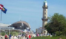 Der belebte Platz vor dem Leuchtturm und dem Teepott in Warnemünde.