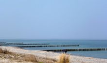 Ein Strandabschnitt an der Ostsee an einem Sommerabend.