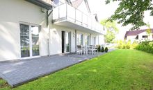 bestuhlte Terrasse mit Blick ins Grüne