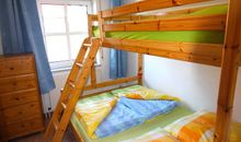 Schlafzimmer mit Etagenbett für drei Personen