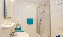 Badezimmer mit Dusche und WC