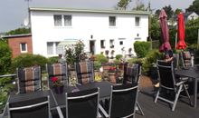 Ansicht auf das Haus mit dem Ferienzimmer und der kleiner FeWo, Terrasse