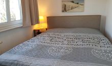 kleines Schlafzimmer Bett 1,60 mal 2 m