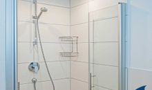 Badezimmer mit Dusche und WC