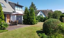 bestuhlter Balkon mit Blick ins grüne