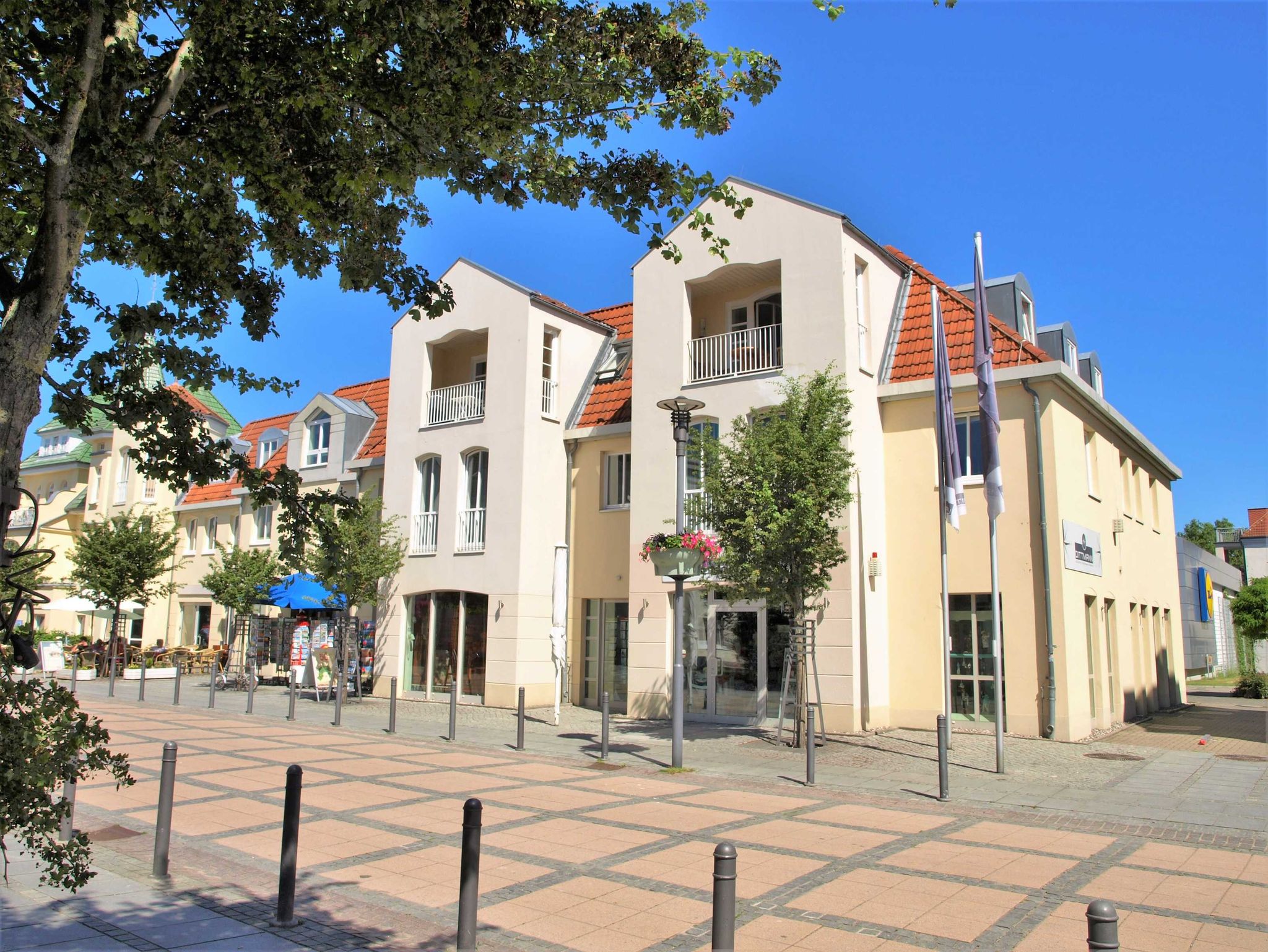 bestuhlter Balkon mit Blick in den Wohnbereich