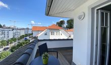 zweite bestuhlte Dachterrasse mit Strandkorb