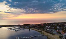 Zentrale Lage zwischen Ostsee und Salzhaff, nahe Hafen und Kirche, Frühstücksbäcker und Touristinfo