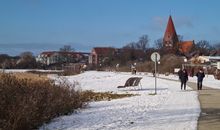 Blick auf Ferienanlage und Kirche