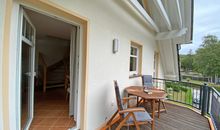 bestuhlter Balkon mit Blick in den Wohnbereich