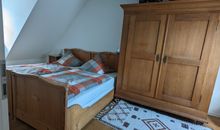 Schlafzimmer mit Doppelbett und Schrank