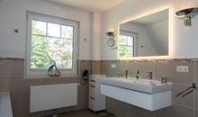Premiumhaus Bodden Badezimmer OG mit Dusche und Wanne