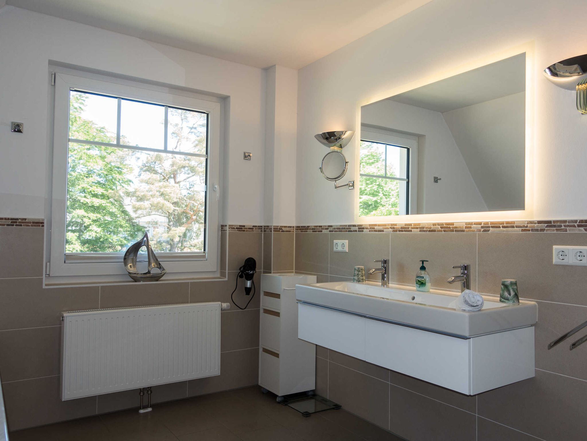 Premiumhaus Bodden Badezimmer OG mit Dusche und Wanne