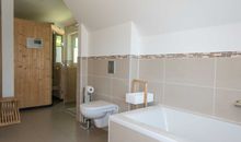 Premiumhaus Bodden Badezimmer OG mit Sauna, Dusche und Wanne